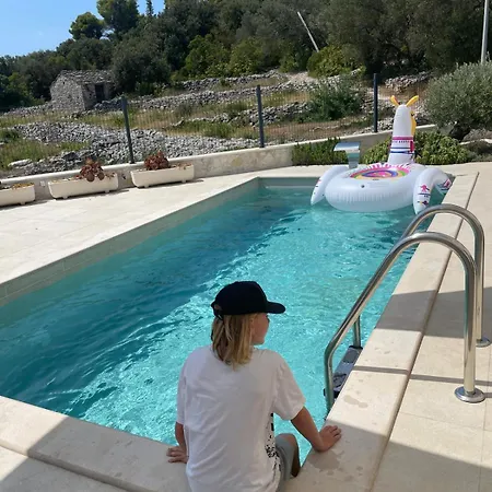 فيلة Centenary Goose